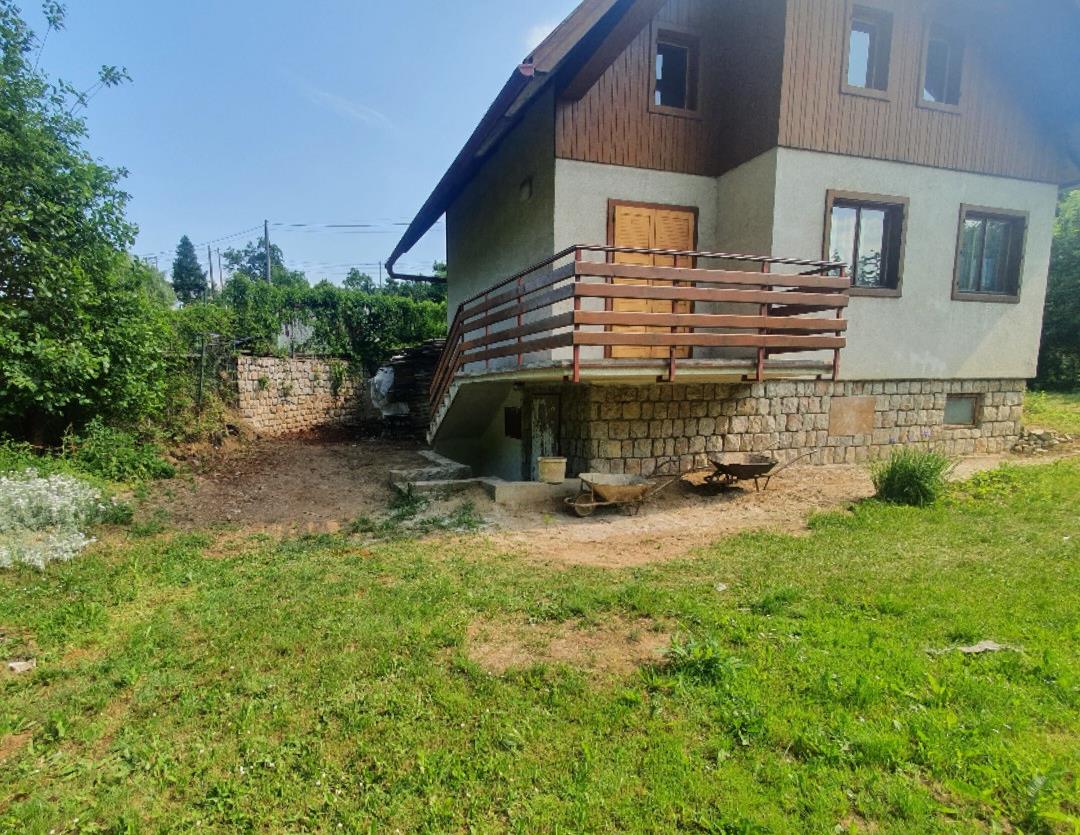 Rodinný dom a dvor po vyprataní